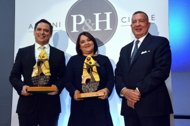 Abogados Leonel Melo Guerrero, Luis Henry Molina y Elizabeth Mena, galardonados en la primera premiación del P&H Alumni Circle